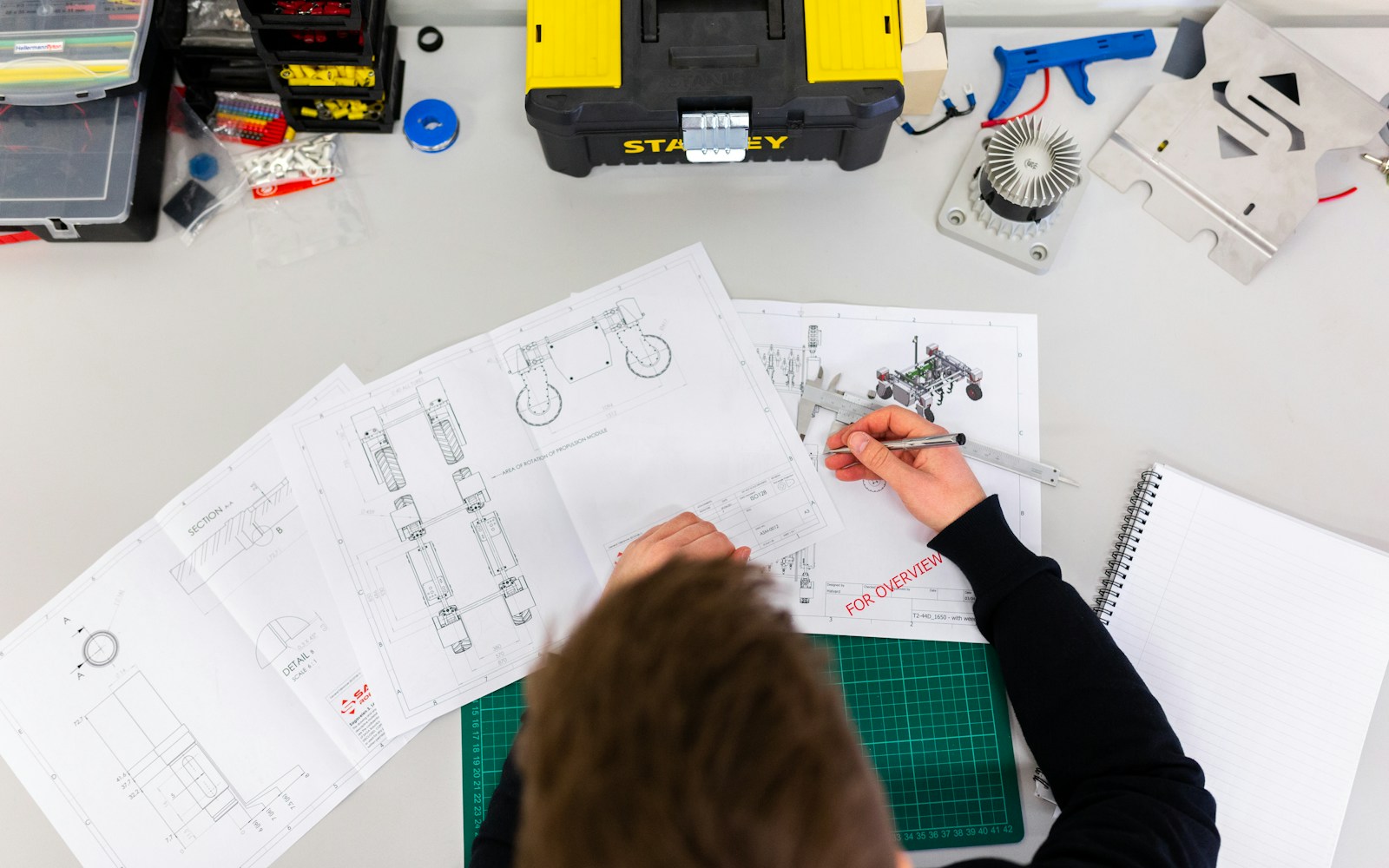 Technical tools and project plans in a practical workshop